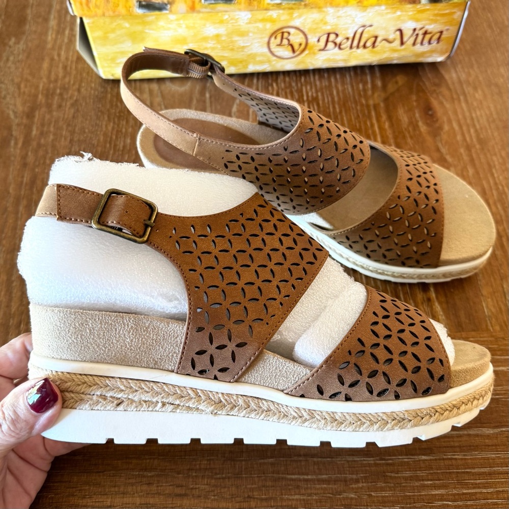NWT NARROW tan Bella Vita Inaya wedge sandals 8N - Picture 3 of 14